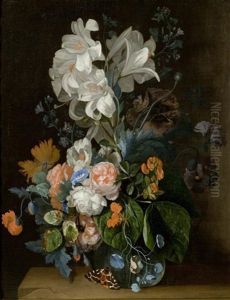 Blumenstillleben Mit Lilien, Rosen Und Nelken In Einer Glasvase Auf Einer Steinplatte Mit Einem Schmetterling