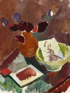 Stilleben Med Roda Blommor I Brun Vas Och Gron Skal