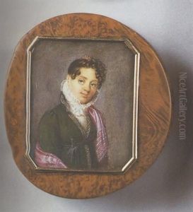 Tabatiere Orne D'un Portrait De Jeune Femme En Robe Verte, Large Col De Dentelle Et Chale Carmin; Coiffee En Boucles, Elle Porte Un Peigne De Corail Tabatiere Orne D'un Portrait De Jeune Femme En Robe Verte, Large Col De Dentelle Et Chale Carmin; Coiffee En Boucles, Elle Porte Un Peigne De Corail