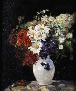 Sommerblumenstraus In Weiser Porzellanvase Auf Gemusterter Tischdecke Vor Dunklem Hintergrund