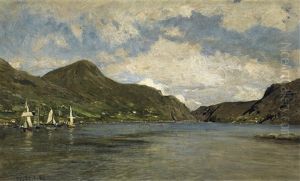 Sommertag Am Fjord. Auf Dem Wasser Einige Segler
