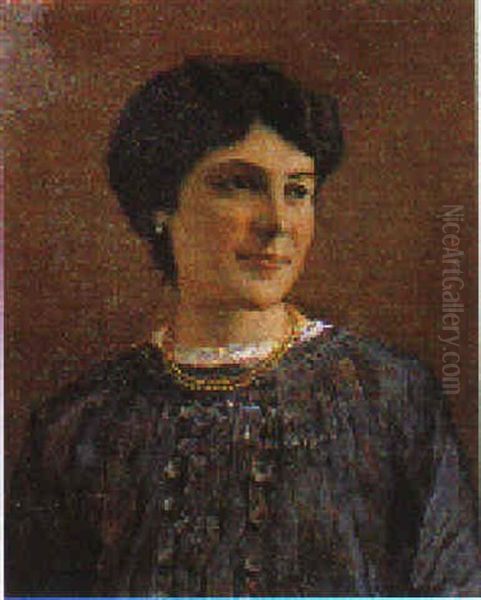 Giovane Donna Con Abito Azzurro E Collana - view 1