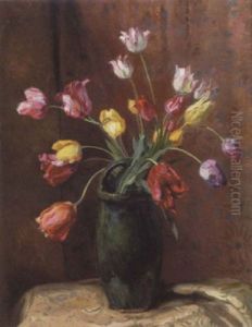 Tulipaner I En Gron Krukke Pa Et Bord Tulipaner I En Gron Krukke Pa Et Bord