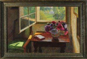 Ein Straus Dahlien In Einer Vase Und Ein Aufgeschlagenes Buch Stehen Auf Einem Kleinen Tisch Am Geoffneten Fenster Mit Blick In Den Sommerlichen Garten