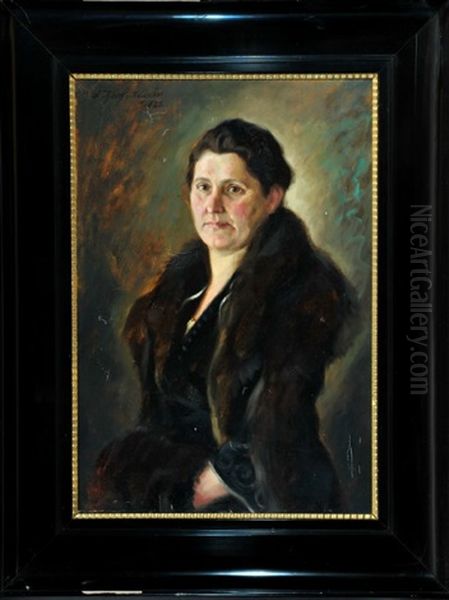 Halbportrait Von Frau Fischer Aus Lindenberg In Schwarzem Kleid Mit Pelzumhang Und Muff - view 1