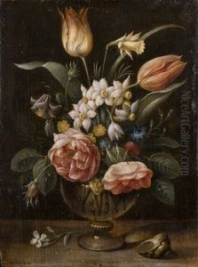 Rose, Tulipani, Fiordalisi E Altri Fiori In Un Vaso Di Vetro Su Un Tavolo