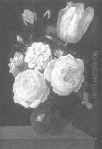 Rosen, Tulpen Und Kornblumen In Einer Kugelvase Vor Dunklem Hintergrund