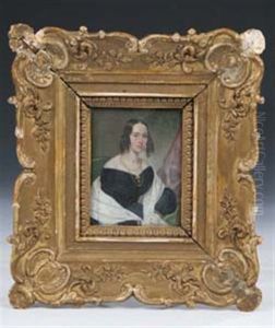 Junge Dame Mit Korkenzieherlocken, Schwarzem Kleid Und Weisem Umhang