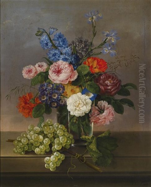 Blumen In Einer Glasvase Und Weintrauben - view 1