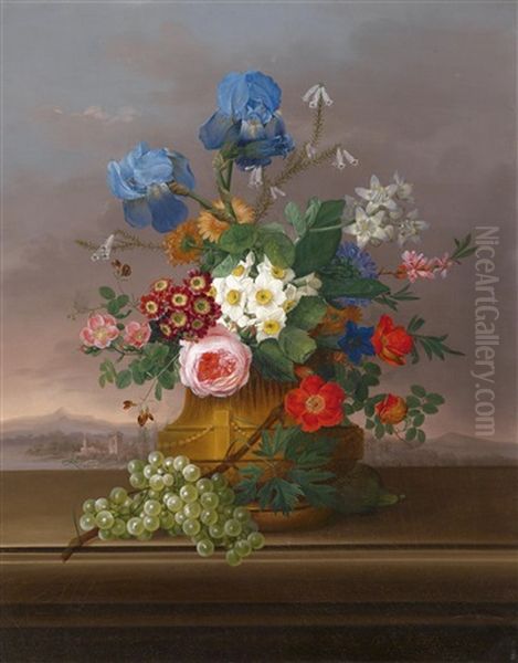 Blumenstuck Mit Weintrauben Vor Landschaftshintergrund - view 1