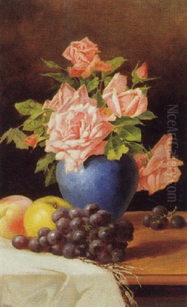 Rosenbluten In Blauer Vase Mit Trauben, Apfel Und Pfirsich - view 1