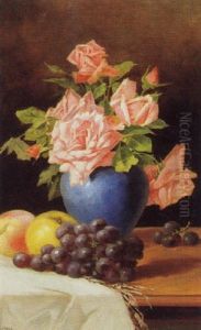 Rosenbluten In Blauer Vase Mit Trauben, Apfel Und Pfirsich
