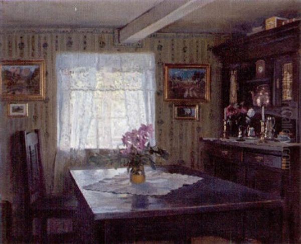 Interior Fra En Dagligstue Med Malerier Pa Vaeggene Og Blomster I Vase Pa Et Bord - view 1
