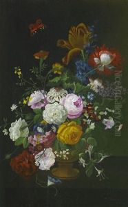 Stilleben. Arrangement Von Sommerblumen In Goldfarbenem Pokal