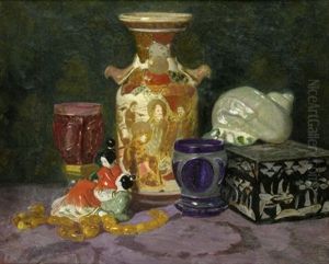 Stilleben Mit Japanischer Satsuma-vase, Schmuckkastchen Mit Schildpattdekor Und Muschel