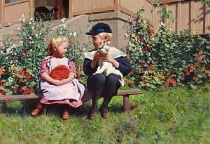 To Smaborn Med En Kat Foran Et Hus To Smaborn Med En Kat Foran Et Hus