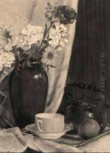 Stilleben Mit Blumenstraus In Ziegelroter Vase Und Gelber Teetasse