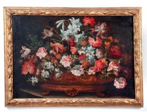 Bouquet De Fleurs Dans Un Vase Sur Un Entablement