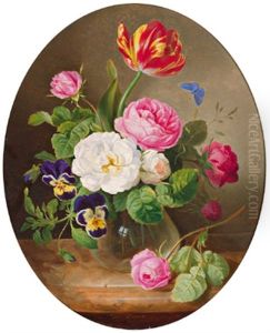 Blumenstuck In Glasvase Mit Rosen, Tulpen, Stiefmutterchen Und Einem Schmetterling