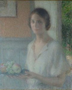 Jeune Femme Portant Une Assiette De Fruits