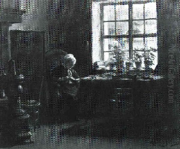 Femme Lisant Dans Un Interieur - view 1
