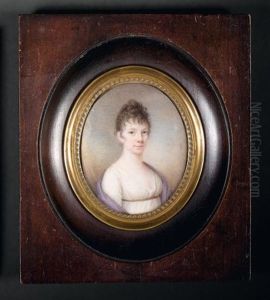Portrait De Jeune Femme En Robe De Soie Blanche Et Cape Mauve Sur Les Epaules, Fond De Ciel Bleu Nuageux