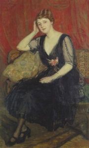 Junge Frau In Schwarzem Chiffonkleid, Auf Einem Sofa Sitzend