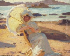 Dame I Hvid Kjole Med Parasol Pa Stranden I St. Brieue Dame I Hvid Kjole Med Parasol Pa Stranden I St. Brieue