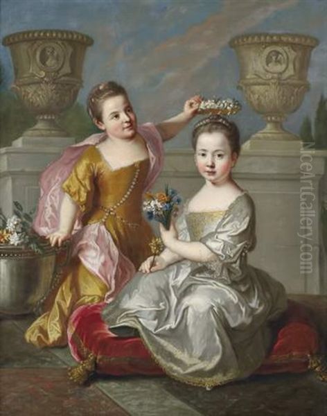 Portrait En Pied De Deux Jeune Filles A La Couronne Et Au Bouquet De Fleurs Sur Fond D'architecture - view 1