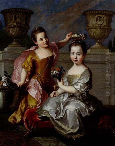 Portrait En Pied De Deux Jeunes Filles A La Couronne Et Au Bouquet De Fleurs Sur Fond D'architecture - view 1