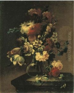 Rose, Campanule, Narcisi, Garofani E Altri Fiori In Un Vaso Di Vetro Su Un Piano Di Pietra