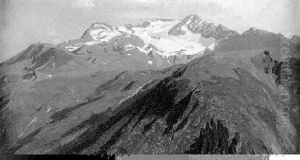 Gebirgsmotiv Mit Schneebedeckten Berggipfeln