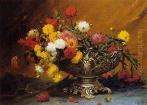 Brassee De Dahlias Dans Une Jardiniere En Argent