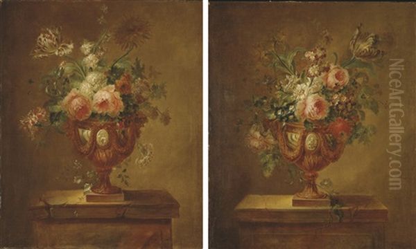Deux Bouquets De Fleurs Dans Des Vases En Bronze Sur Des Entablements De Pierre - view 1