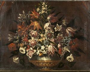 Bouquet De Fleurs Dans Un Vase En Bronze Cercle D'argent Pose On Un Entablement