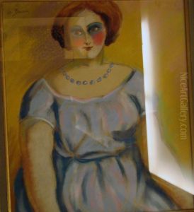 Jeune Femme A La Robe Et Au Collier Bleu