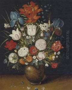 Blumenstraus Mit Rosen, Tulpen, Feuerlilien, Schwertlilien, Dahlien Und Ganseblumchen In Einer Tonvase