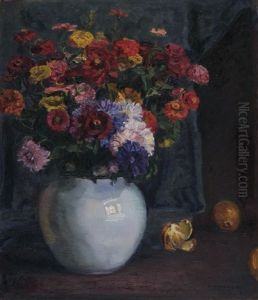 Blumenstrauss In Weisser Kugelvase Blumenstrauss In Weisser Kugelvase