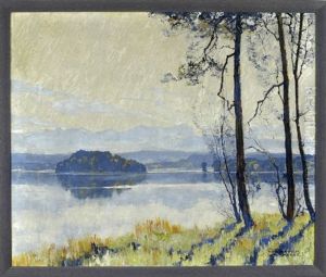 Blick Von Einem Baumbestandenen Ufer Auf Den Ostersee Mit Inseln Und Den Alpen Im Hintergrund Blick Von Einem Baumbestandenen Ufer Auf Den Ostersee Mit Inseln Und Den Alpen Im Hintergrund
