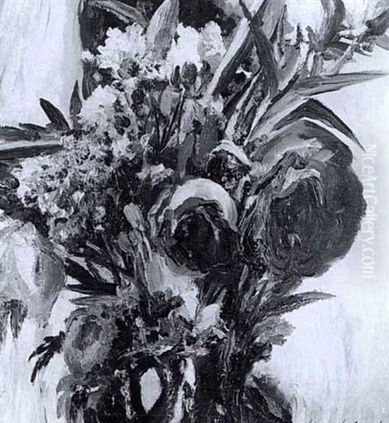 Blumenstrauss Mit Rosen In Blauem Krug Vor Hellem Hintergrund - view 1