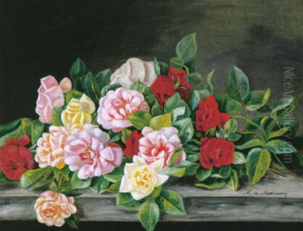 Bunte Rosenbluten Auf Platte Vor Grau Changierendem Hintergrund - view 1