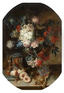 Groses Variastillleben. Auf Einer Steinplatte In Skulptierter Vase, Uppiger Sommerblumenstraus, Daneben Pfirsiche, Feigen Und Weinkaraffe