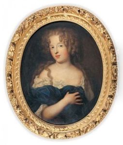 Portrait De Femme En Buste, Aux Yeux Bleus, Corsage Brodee, La Main Droite Sur Son Drape Bleu