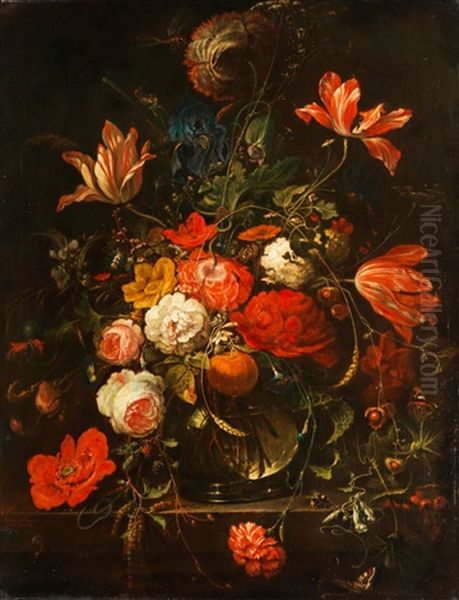 Blumenstrauss In Kugeliger Glasvase Mit Einer Orange - view 1