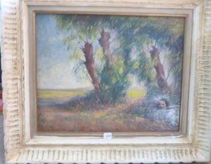 Femme Lisant Sous Les Arbres