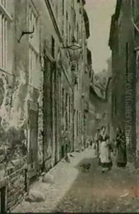 Altstadtgasse Mit Passanten Und Bewohnern Vor Den Hausern.