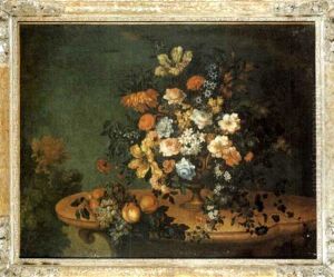 Fleurs Dans Un Vase En Metal Et Fruits Sur Une Console En Pierre