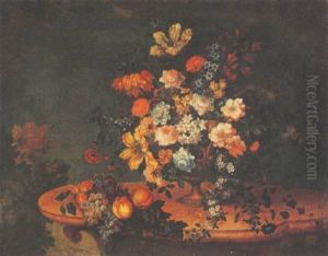 Fleurs Dans Un Vase En Metal Et Fruits Sur Une Console En Pierre