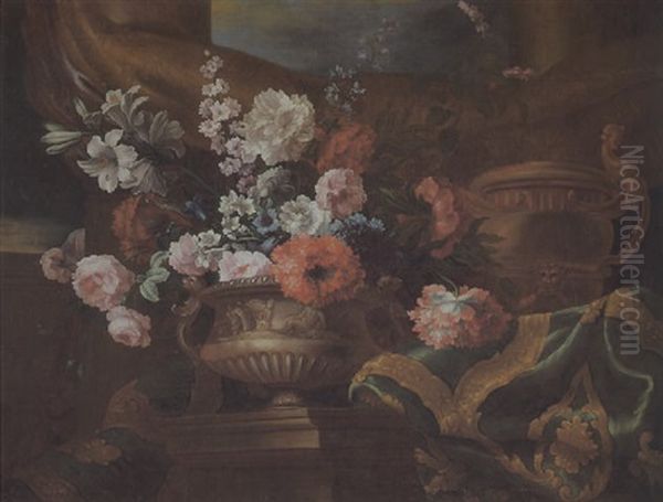 Figural Reliefierte Steinvase Mit Blumen In Einem Mit Kostbaren Stoffen Drapierten Architekturambiente Mit Saulen - view 1