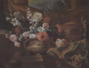 Figural Reliefierte Steinvase Mit Blumen In Einem Mit Kostbaren Stoffen Drapierten Architekturambiente Mit Saulen